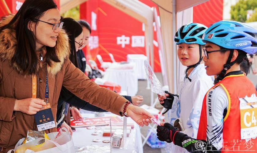 黄浦江畔轮滑盛宴，上海滑出新精彩